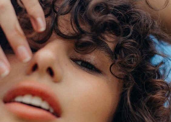 أفضل ليف إن كريم للشعر الكيرلى