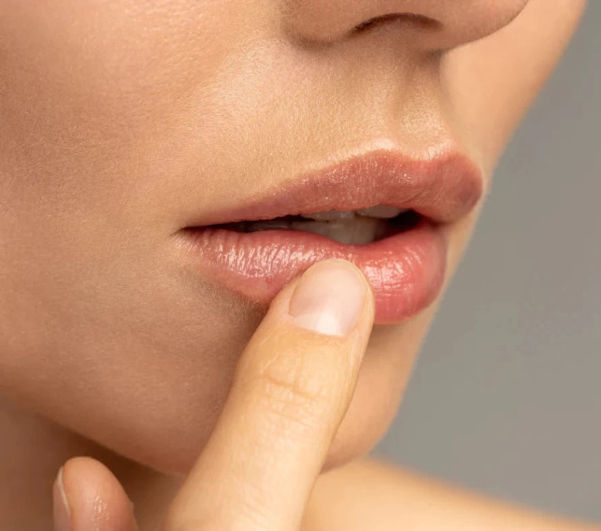 أفضل زيت لترطيب الشفايف