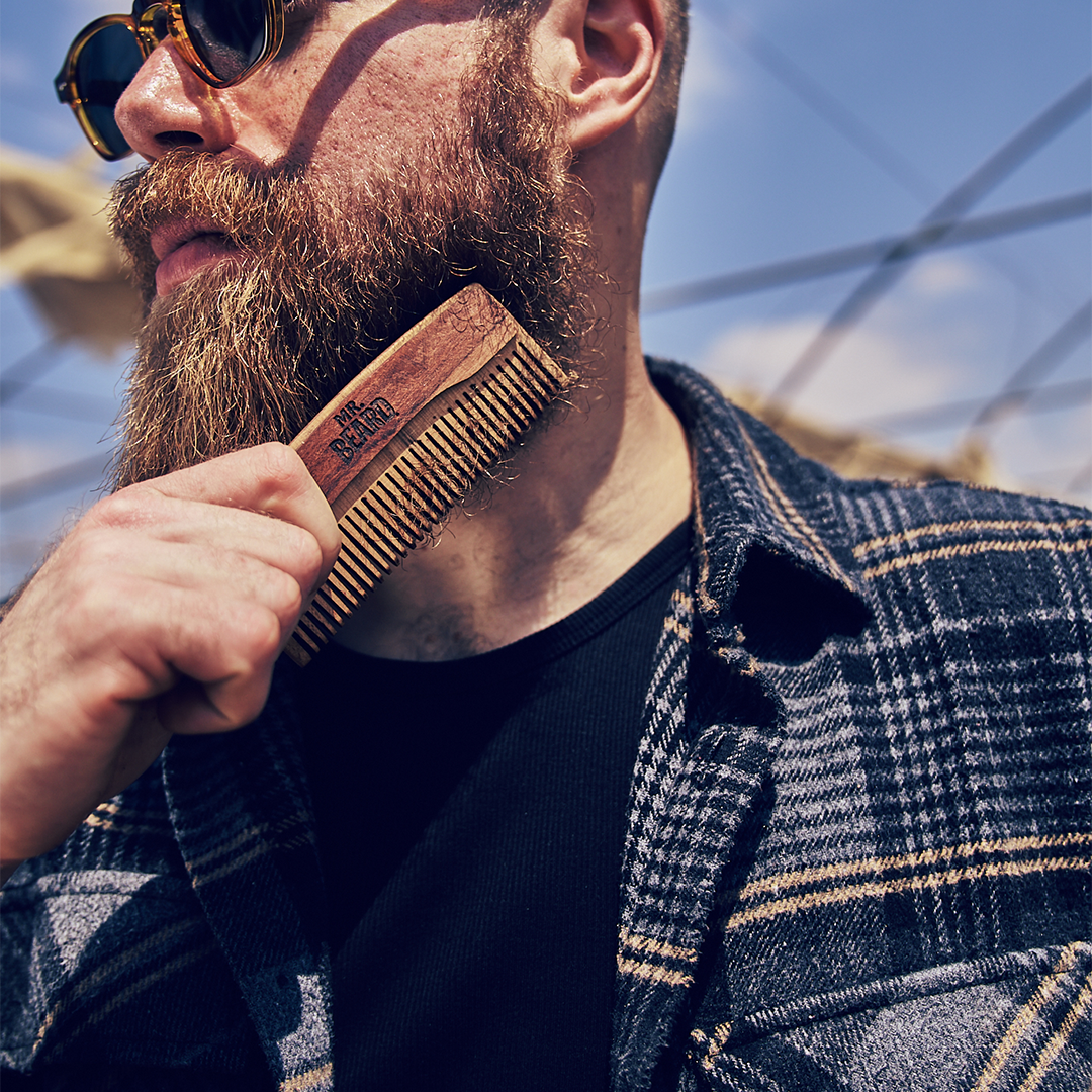 مشط خشب للذقن